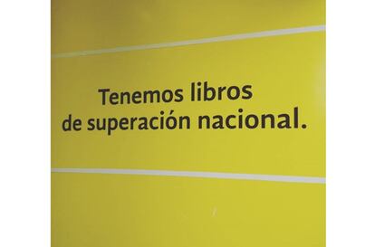 Los carteles son un arte en sí mismo. No importa si detrás del mensaje se esconde el mejor creativo del momento o un vecino harto de que aparquen el coche delante de su portal. Tampoco si el diseño es digno de un museo o una aberración estética realizada con prisas y faltas de ortografía. Porque todos ellos acaban traspasando su función meramente informativa para convertirse en el mejor espejo de la sociedad. Los carteles que el periodista de EL PAÍS Pablo Linde ha ido coleccionando en su cuenta de Instagram desde que se mudó a Latinoamérica son un reflejo del choque cultural. Una recopilación de expresiones ingeniosas, a veces incomprensibles al otro lado del charco. ¿Libros de superación nacional? “A saber que quiere decir esto”, apunta el periodista sobre esta inquietante frase encontrada en México.