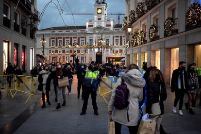 Dispositivo policial para regular la afluencia de ciudadanos en el centro de Madrid, en la Puerta del Sol, el pasado domingo.