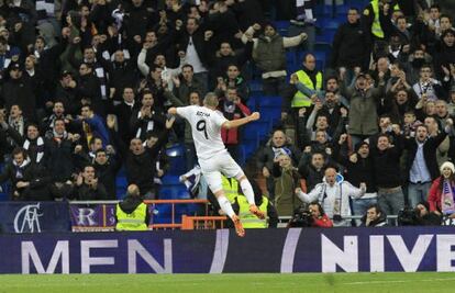 Benzema celebra el cuarto gol del Madrid