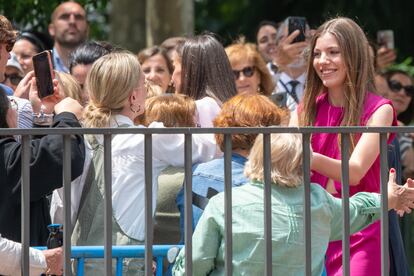 La infanta Sofía no ha dado declaraciones a la prensa, pero sí ha saludado amablemente a varios curiosos que se han acercado hasta la parroquia de la Asunción, estrechándoles la mano, igual que su padre, que la ha acompañado en todo momento.
