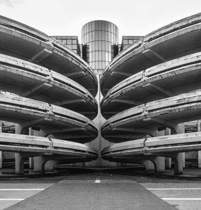 Ni los aparcamientos se libran de caer en las garras del brutalismo. La (fascinante) prueba de ello es esta construcción emplazada en la localidad del norte de Francia Noisy-Le-Grand. Cuatro niveles compuestos por pistas helicoidales dan forma a esta estructura proyectada a las afueras de esta ciudad-comuna, que es más interesante vacía que repleta de coches.