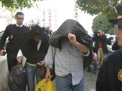Varios de los detenidos en la Operación Ballena Blanca son conducidos a los juzgados de Marbella.