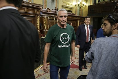 El diputado de Unidos Podemos Diego Cañamero llega al hemiciclo con una camiseta con el eslogan "Cero privilegios".