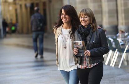 Carmen Gisasola, a la derecha, y Aintzane Ezenarro pasean ayer en la plaza Constitución de San Sebastián.