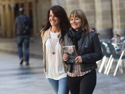 Carmen Gisasola, a la derecha, y Aintzane Ezenarro pasean ayer en la plaza Constitución de San Sebastián.