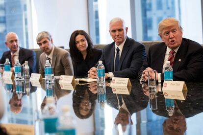 Jeff Bezos (Amazon) y Larry Page (Google), a la izquierda de la foto. El resto son Sheryl Sandberg,CEO de Facebook y el vicepresidente y el presidente de EE UU, Mike Pence y Donald Trump