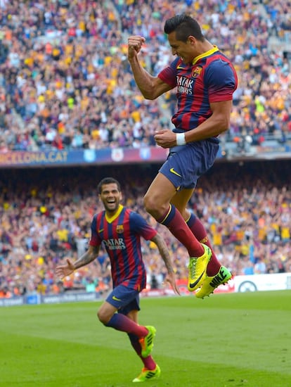 Alexis Sanchez celebra o gol marcado, acompanhado por Daniel Alves.