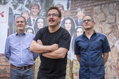 Els directors del Sónar, Ricard Robles, Sergio Caballero i Enric Palau, davant del cartell del festival d’enguany.