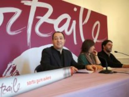 Pernando Barrena, Maribi Ugarteburu y Joseba Álvarez en la rueda de presna celebrada en el Palacio Miramar.