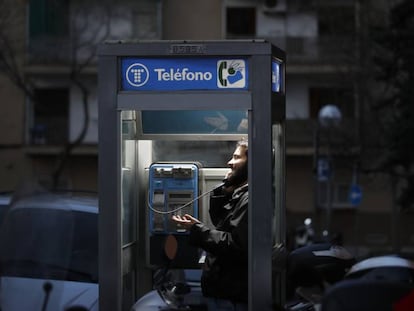 L'última cabina telefònica coberta de Barcelona, en una imatge d'arxiu.