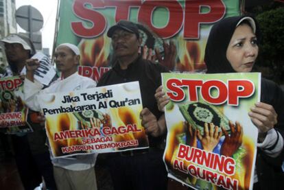 Un grupo de personas se manifiesta en Jakarta contra la quema de ejemplares del Corán anunciada por una iglesia de Florida.