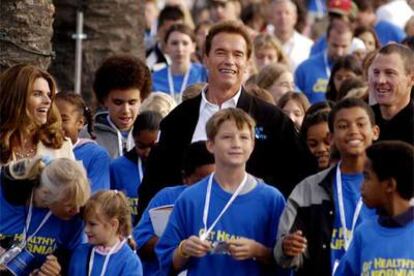 Schwarzenegger, con Maria Shriver, Lance Armstrong y un grupo de niños californianos.