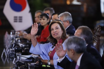 La presidenta peruana, Dina Boluarte, saluda a la delegación de Corea del Sur en el marco del Foro de la APEC.