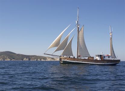 El barco 'Nauja' navega en las proximidades de la isla de Ons.