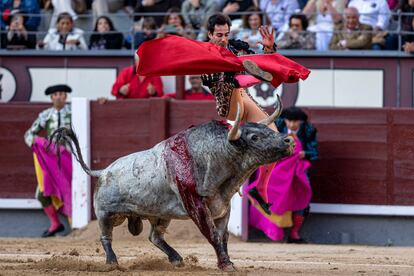 Voltereta sufrida por Gómez del Pilar durante la faena de muleta a su primer toro.