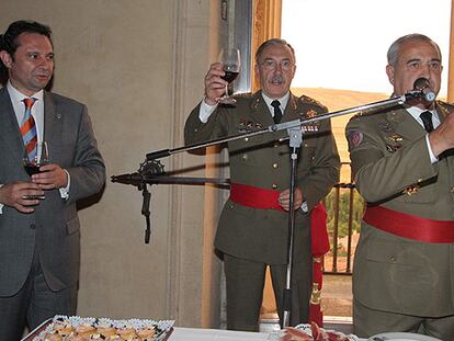El general Alfonso Pardo de Santayana pronuncia el brindis en presencia del alcalde de Segovia, Pedro Arahuetes.