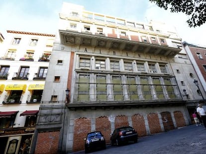 La fachada del teatro Alb&eacute;niz en la calle de la Paz.