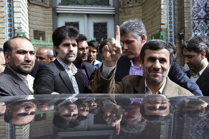 El presidente iraní, Mahmud Ahmadineyad, muestra su dedo manchado de tinta tras votar en las elecciones legislativas en un colegio electoral en Teherán.