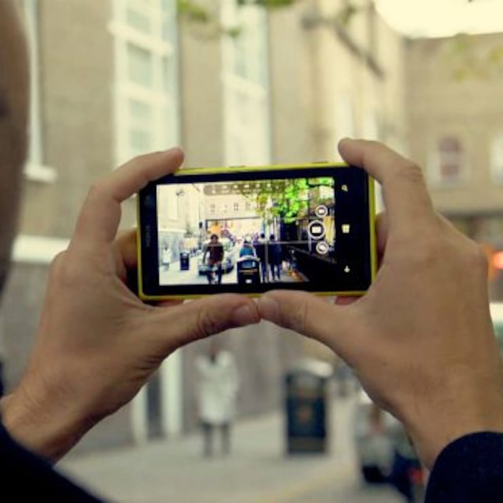 Niños grabando con celular