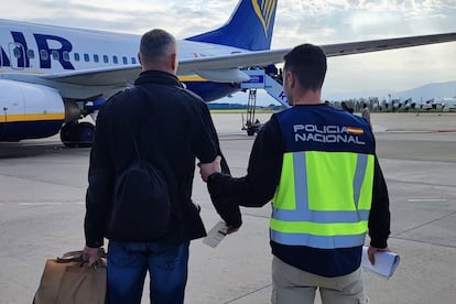 Uno de los ciudadanos expulsados en el vuelo para repatriarlo, en una imagen facilitada por el cuerpo policial.