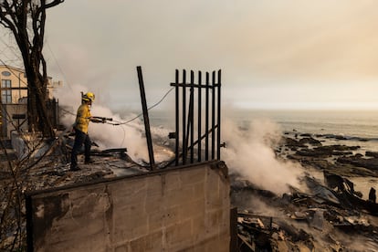 Un bombero trata de extinguir las llamas del incendio causado por 'Palisades' en Malibú, en Los Ángeles, la costa del sur de California.