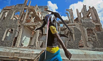 Un pescador transporta un pez vela al mercado, en Mogadiscio (Somalia).