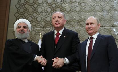 (De izq. a der.) El presidente iraní, Hasan Rohaní, y su homólogo turco, Recep Tayyip Erdogan, y ruso, Vladímir Putin, en Ankara (Turquía) este miércoles.