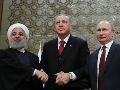 (De izq. a der.) El presidente iraní, Hasan Rohaní, y su homólogo turco, Recep Tayyip Erdogan, y ruso, Vladímir Putin, en Ankara (Turquía) este miércoles.