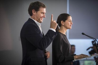 Inés Arrimadas y Albert Rivera comentan los resultados de las autonómicas catalanas del 27- S, en Barcelona.