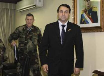 El presidente paraguayo, Federico Franco (d), durante una reunión con altos mandos castrenses en Asunción (Paraguay). EFE/Archivo