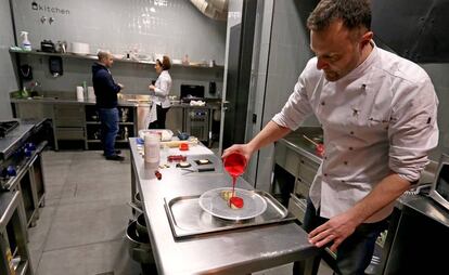 Massimo Zoia prepara un postre en el espacio de coworking gastronómico FoodLab, en Madrid.