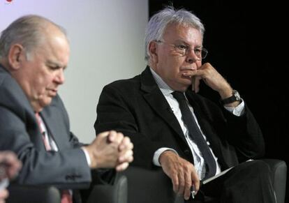 Felipe González (derecha) y el secretario general iberoamericano, Enrique Iglesias
