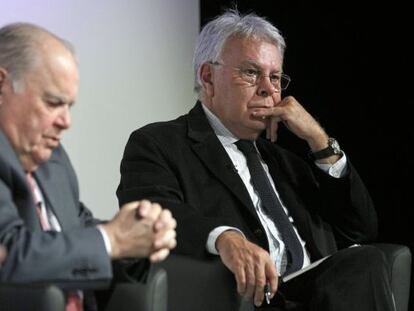 Felipe González (derecha) y el secretario general iberoamericano, Enrique Iglesias