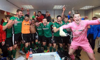 Los jugadores del Lincoln City celebran en el vestuario su pase a cuartos de final de la FA Cup.