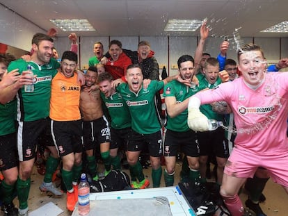 Los jugadores del Lincoln City celebran en el vestuario su pase a cuartos de final de la FA Cup.
