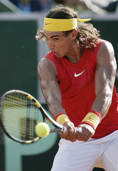 Nadal conecta un golpe de revés durante su partido de ayer frente al italiano Andreas Seppi.