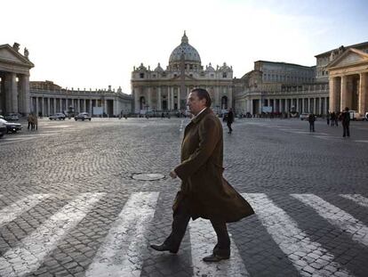 Francisco Vázquez pasea ante la plaza y la basílica de San Pedro, en el Vaticano.