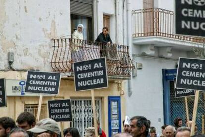 Dos mujeres de origen marroquí contemplando la manifestación desde el balcón de su casa en Móra d&#39;Ebre.