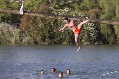 La única participante femenina cae al agua en su intento de conseguir la bandera.