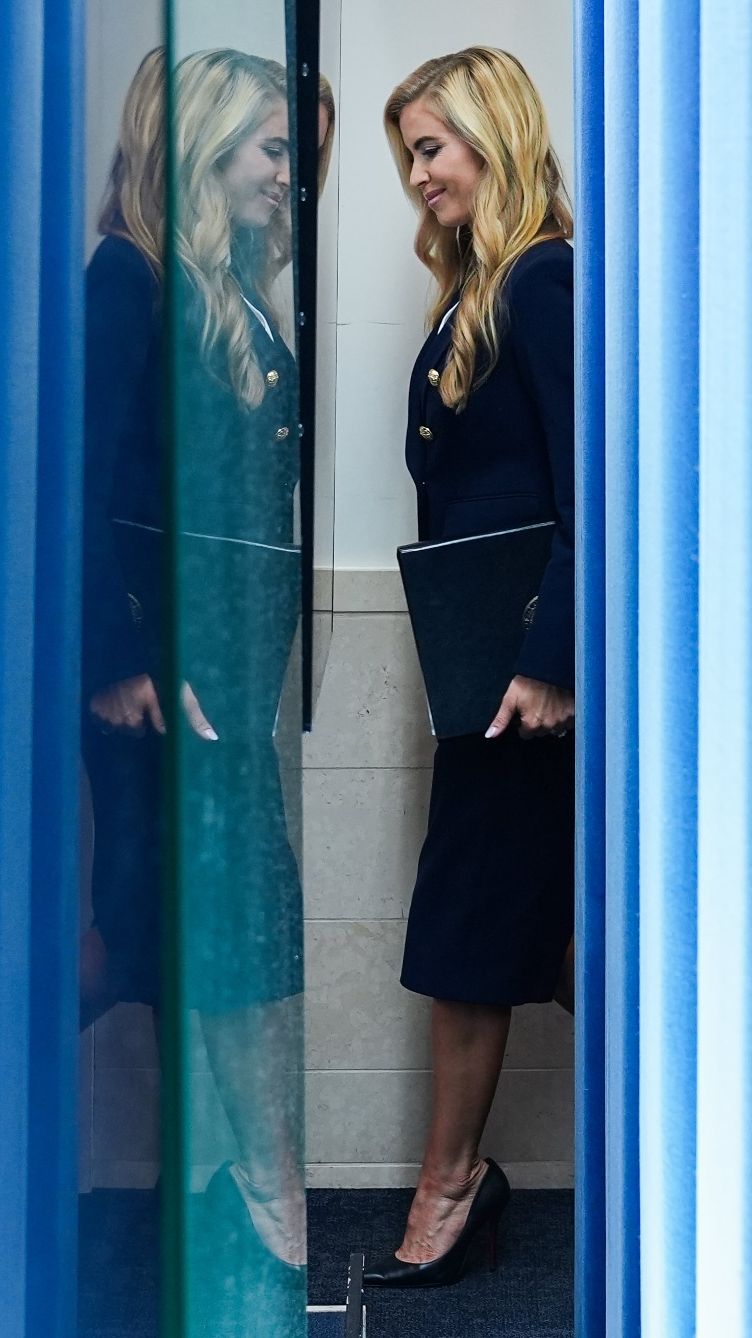 La polémica nueva secretaria de prensa de Trump: se presenta como abogada, pero no aprobó la reválida