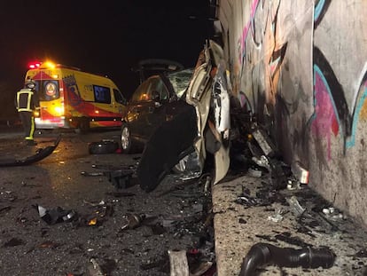 El coche destrozado de Víctor López, tras la colisión con el kamikaze la madrugada del domingo.