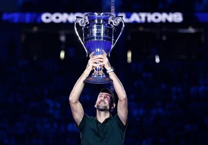 Djokovic alza el trofeo que le acredita como número uno de la ATP a final de año, este lunes en Turín.