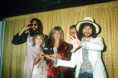 Los cinco componentes de Fleetwood Mac posan en los American Music Awards de 1978. De izquierda a derecha: Mick Fleetwood, Stevie Nicks, Christine McVie, John McVie y Lindsey Buckingham.