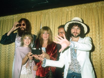 Los cinco componentes de Fleetwood Mac posan en los American Music Awards de 1978. De izquierda a derecha: Mick Fleetwood, Stevie Nicks, Christine McVie, John McVie y Lindsey Buckingham.