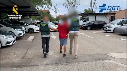 Los agentes de la Guardia civil, con el detenido por el atropello mortal a dos ciclistas.