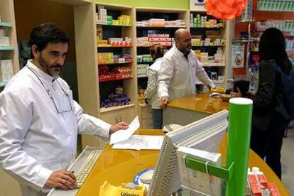 Una de las 60 farmacias de Barcelona que controlarán las dosis a los participantes en el plan.