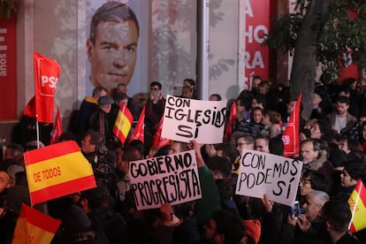 PSOE supporters hold up signs reading, “With Iglesias, yes!” to show support for a deal with Unidas Podemos leader Pablo Iglesias.