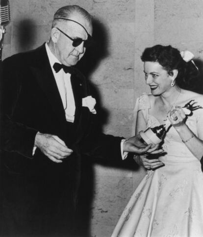 A atriz com seu diretor preferido, John Ford, em foto de 1955.