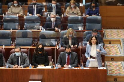 Enrique López, a la izquierda, e Isabel Díaz Ayuso, a la derecha, durante la sesión de control de este jueves en la Asamblea.