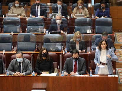 Enrique López, a la izquierda, e Isabel Díaz Ayuso, a la derecha, durante la sesión de control de este jueves en la Asamblea.